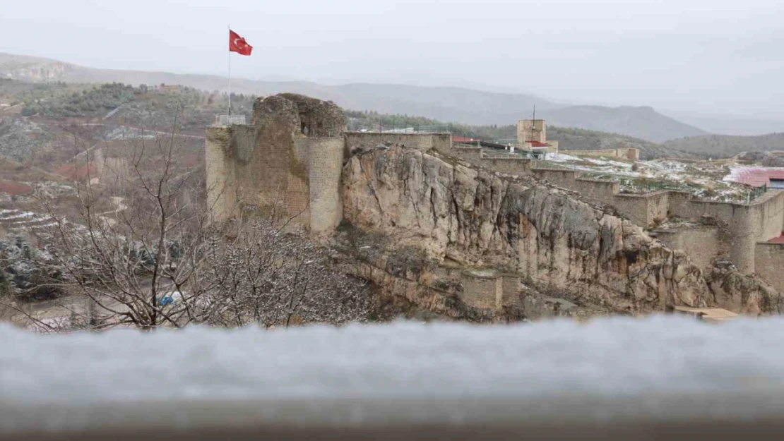 4 bin yıllık tarihi mahalle beyaza büründü