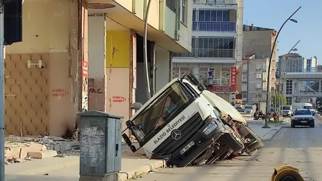 Ağır hasarlı binanın önündeki yol çöktü, araç içerisine düştü