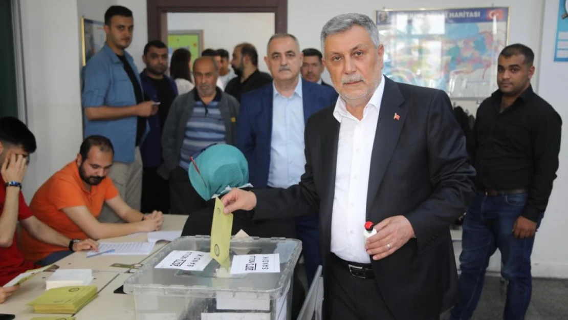 Ak parti Elazığ il başkanı yıldırım, oyunu kullandı