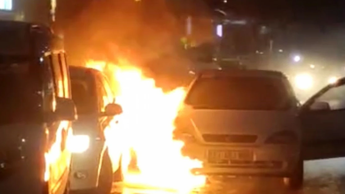 Alev alev yanan otomobili yol kenarına çekti, park halindeki otomobili de yaktı