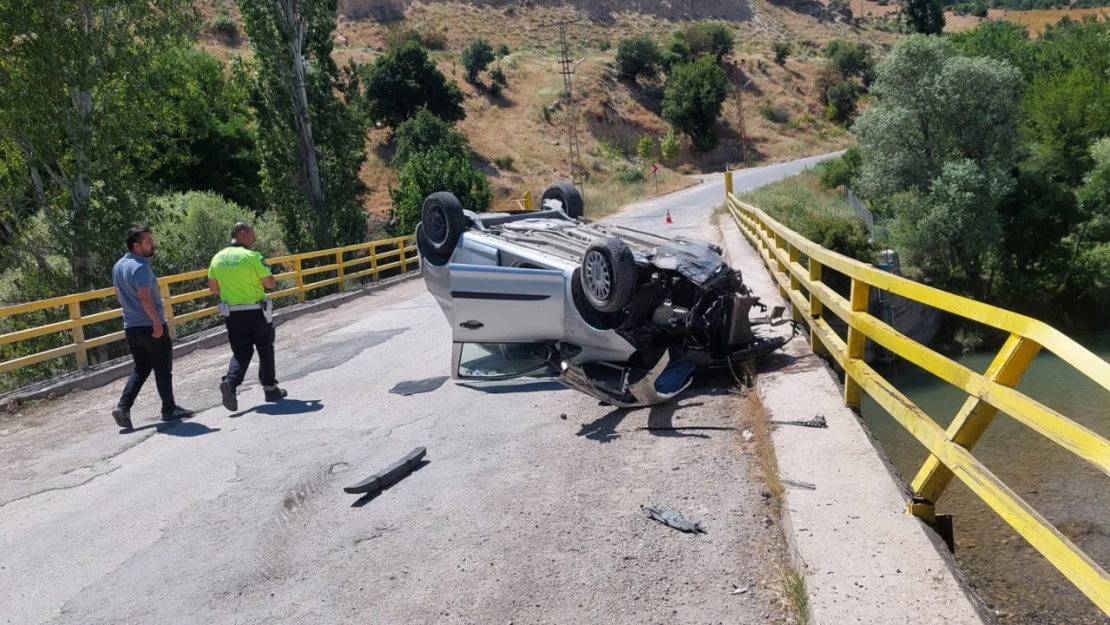 Bariyerlere çarpan otomobil köprü üzerinde ters döndü: 1 yaralı