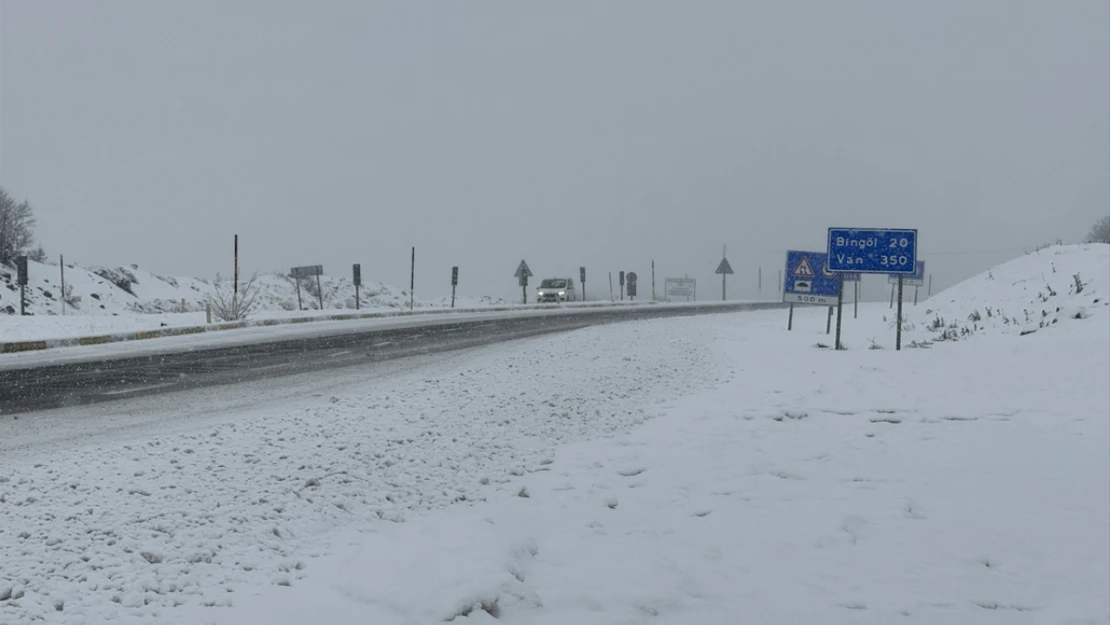 Bingöl-Elazığ kara yolunda kar ve sis etkili oldu