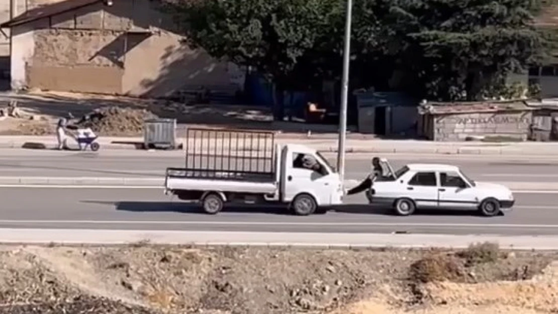 Bir garip yol yardımı: Yolda kalan aracı ayaklarıyla itti