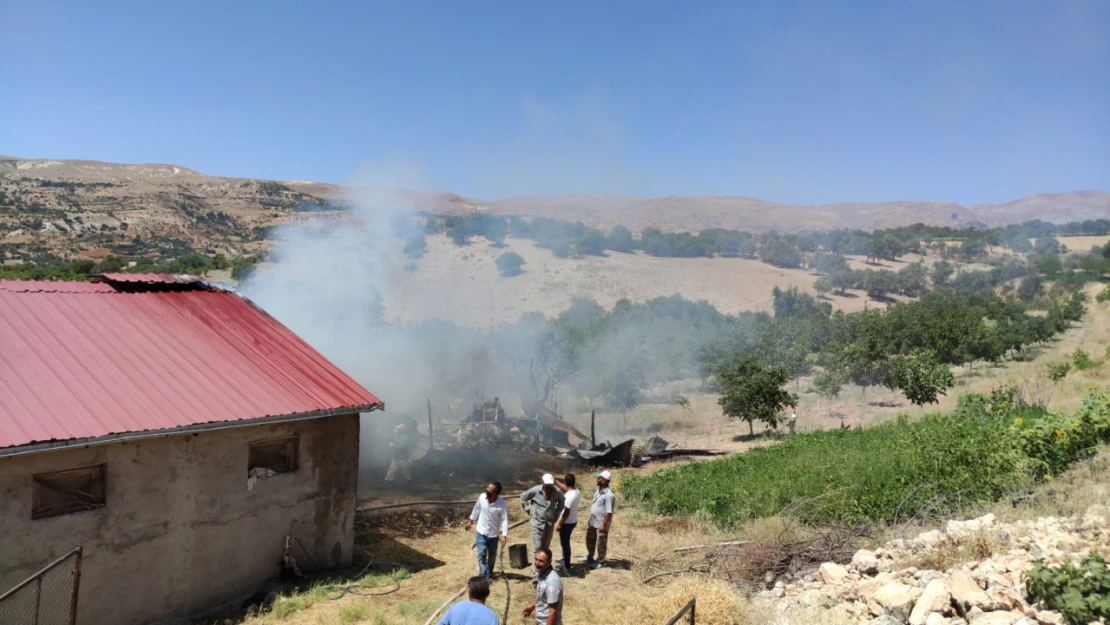 Çemişgezek'te ahır ve samanlıkta yangın çıktı