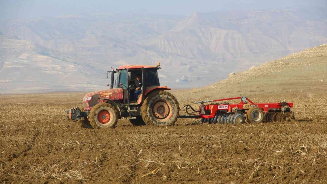 Çiftçiler endişeli: 'Tek umudumuz yağış, yoksa sulama bile fayda etmez'