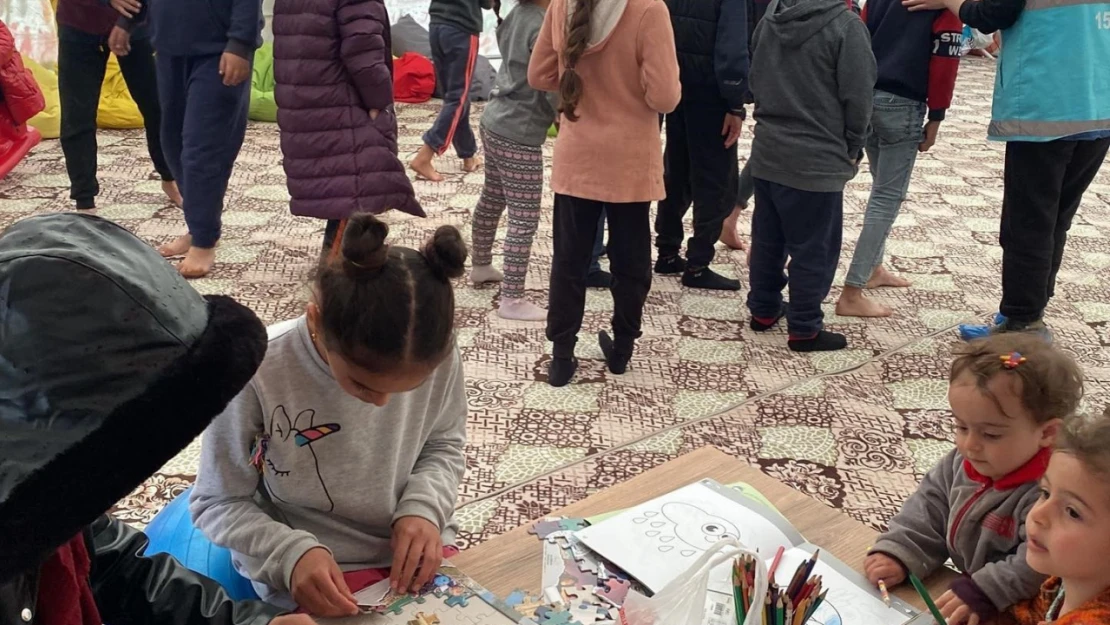 Çocuk oyun çadırı depremzede çocukların neşe kaynağı oldu