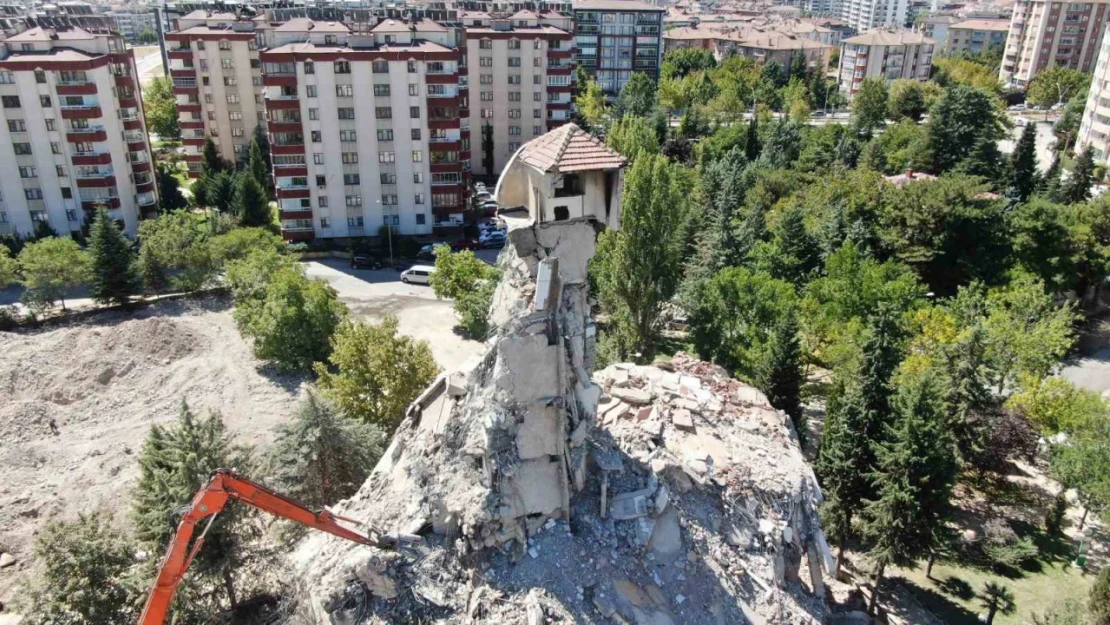 Depremin en dikkat çeken görüntüsü Elazığ'dan: 8 katlı bina yıkıldı, çatısı tek kolon üzerinde kaldı