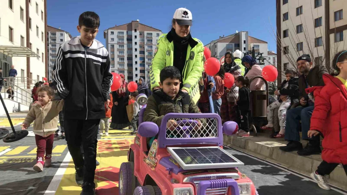 Depremzede çocuklar polislerle doyasıya eğlendi