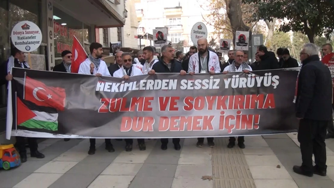 Doktorlar Gazze'deki katliamı 'sessiz yürüyüş' ile protesto etti