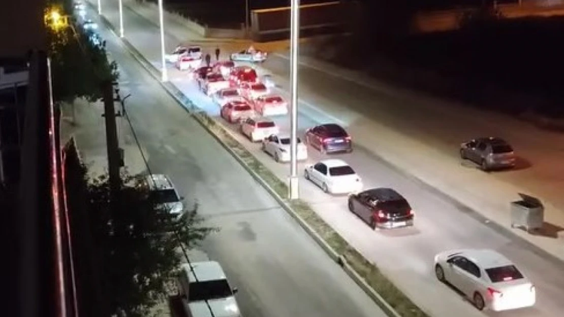 Düğün konvoyunda araçtan inip trafiği durdurup, havaya rastgele ateş açtı