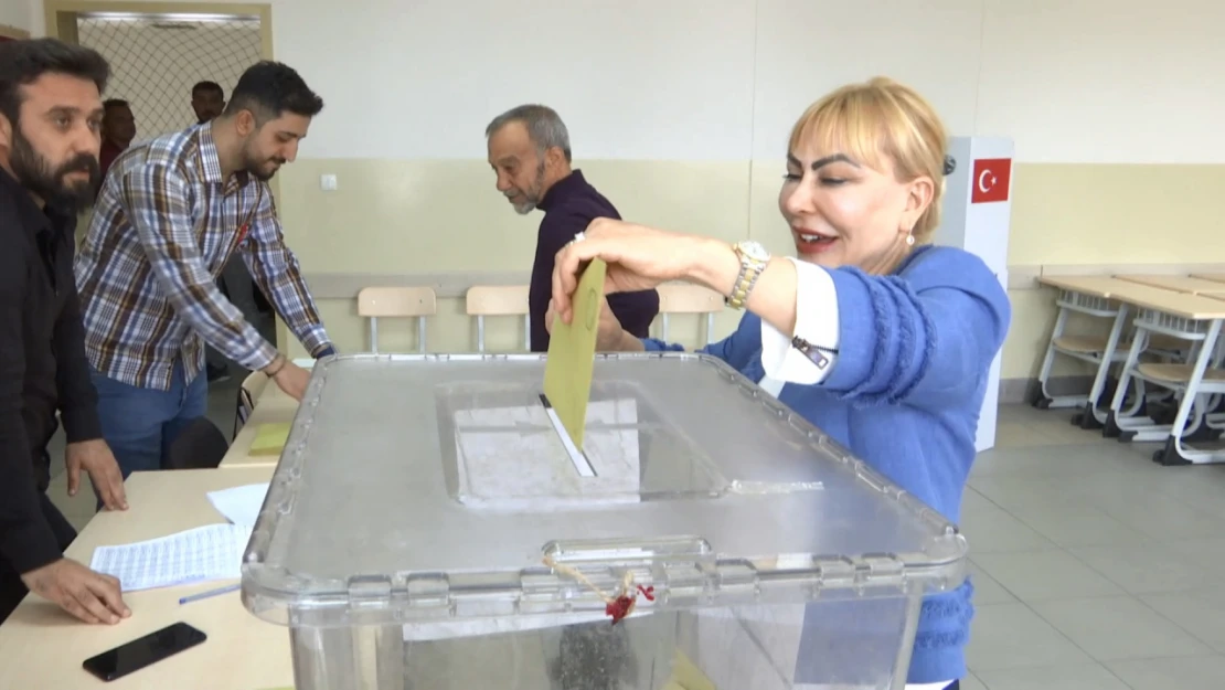 Elazığ bağımsız mv. adayı Prof. Dr. Açık, oyunu kullandı