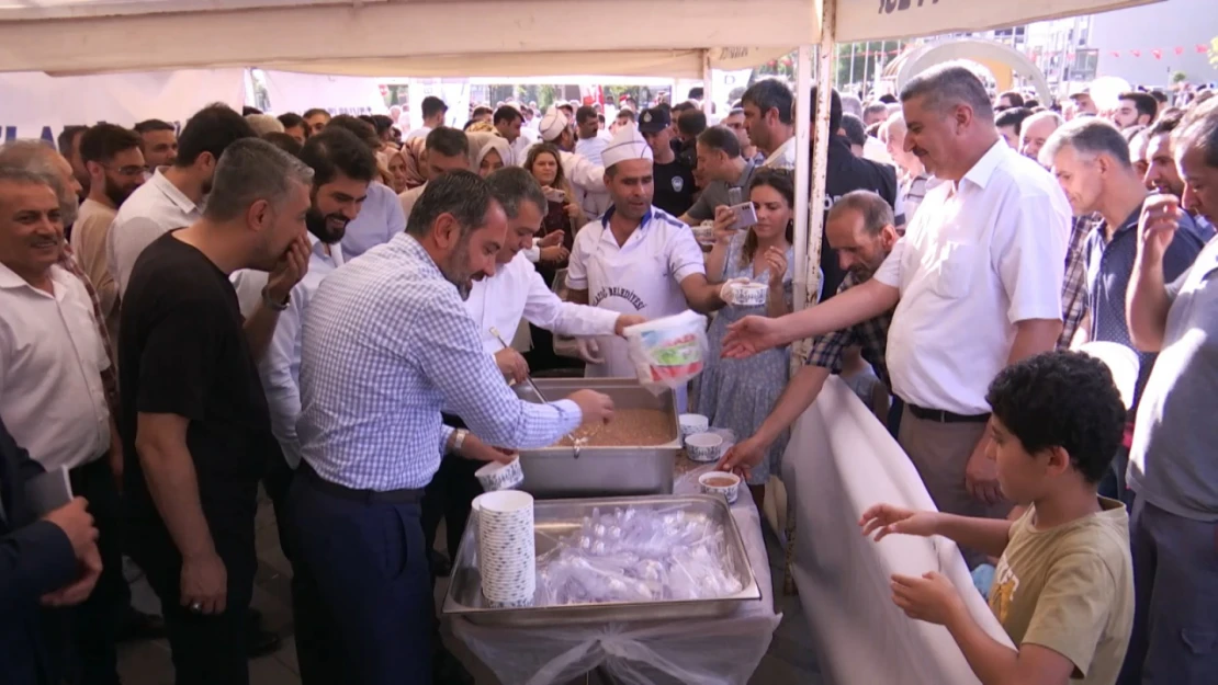 Elazığ Belediyesi'nden vatandaşlara aşure ikramı