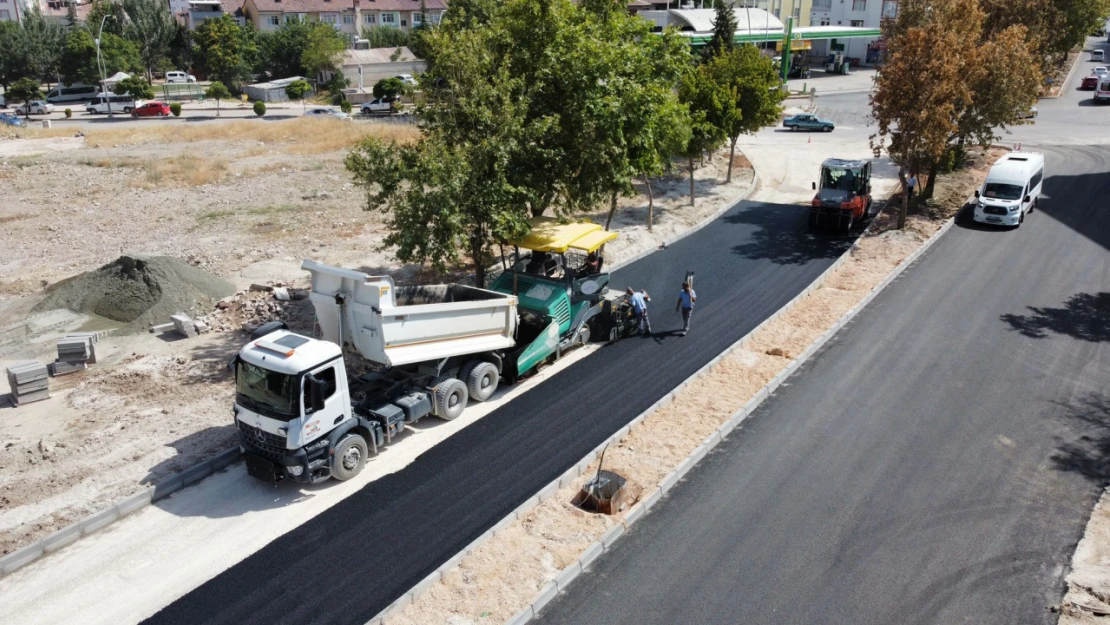 Elazığ Belediyesi'nin Şehit Feyzi Gürsu Caddesi'ndeki yol yenileme ve genişletme çalışmaları sürüyor