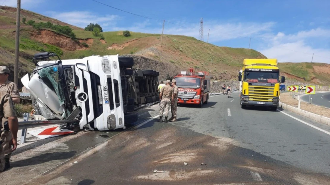 Elazığ-Bingöl yolunda tır yan yattı