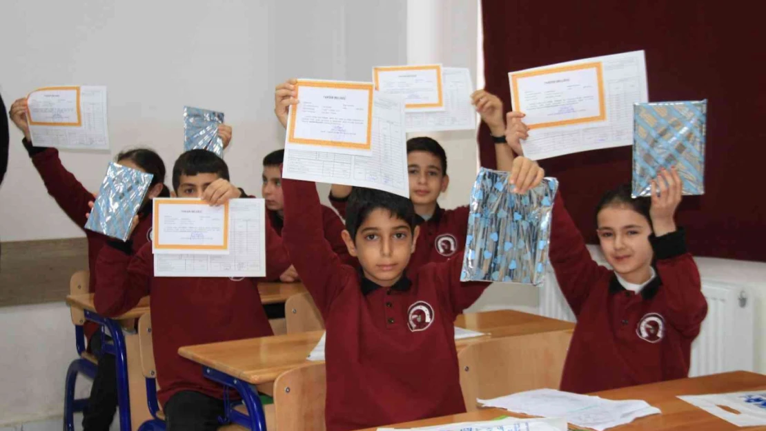 Elazığ'da 129 bin öğrenci karne heyecanı yaşadı