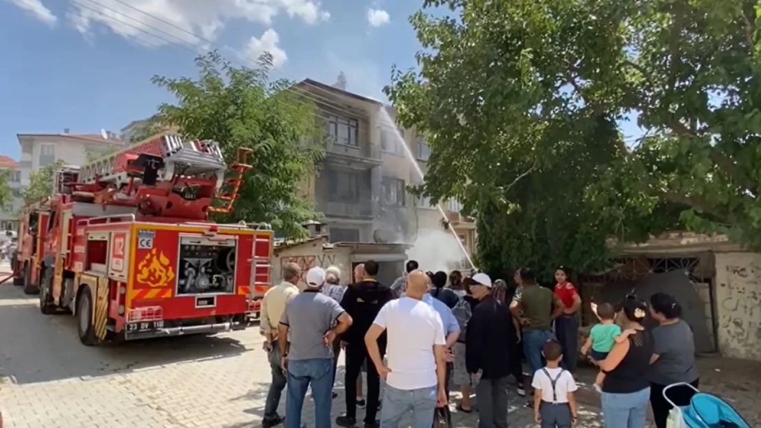 Elazığ'da 3 katlı binada yangın