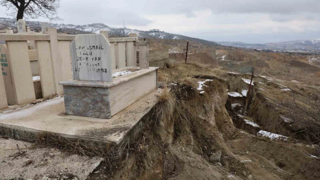 Elazığ'da 35 kabrin bulunduğu mezarlıkta heyelan