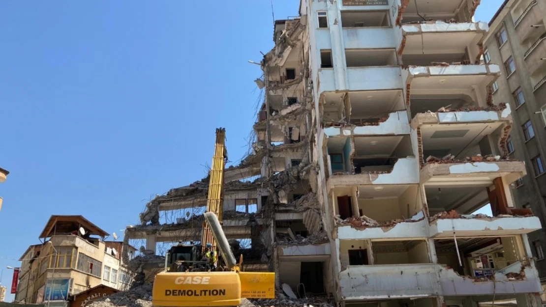 Elazığ'da ağır hasarlı binaların yıkım çalışmaları devam ediyor