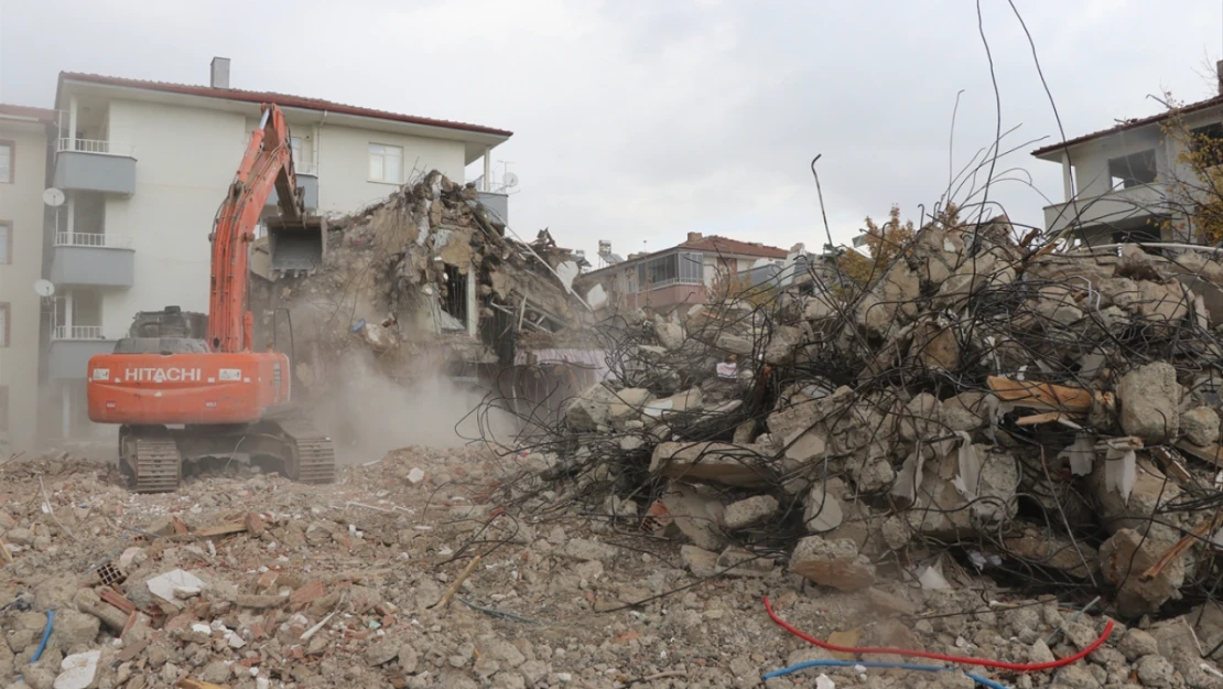 Elazığ'da ağır hasarlı yapıların yaklaşık yüzde 65'i yıkıldı