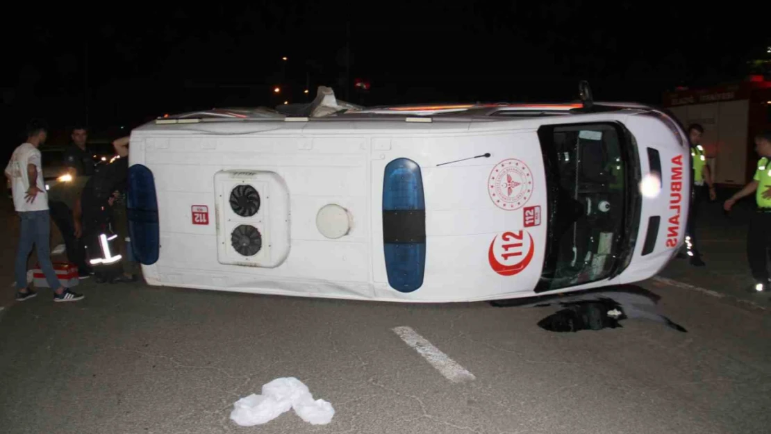 Elazığ'da ambulans ile pikap çarpıştı: 5 yaralı