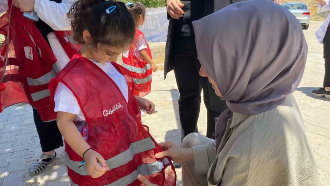 Elazığ'da anaokulu öğrencilerinden yürekleri ısıtan davranış