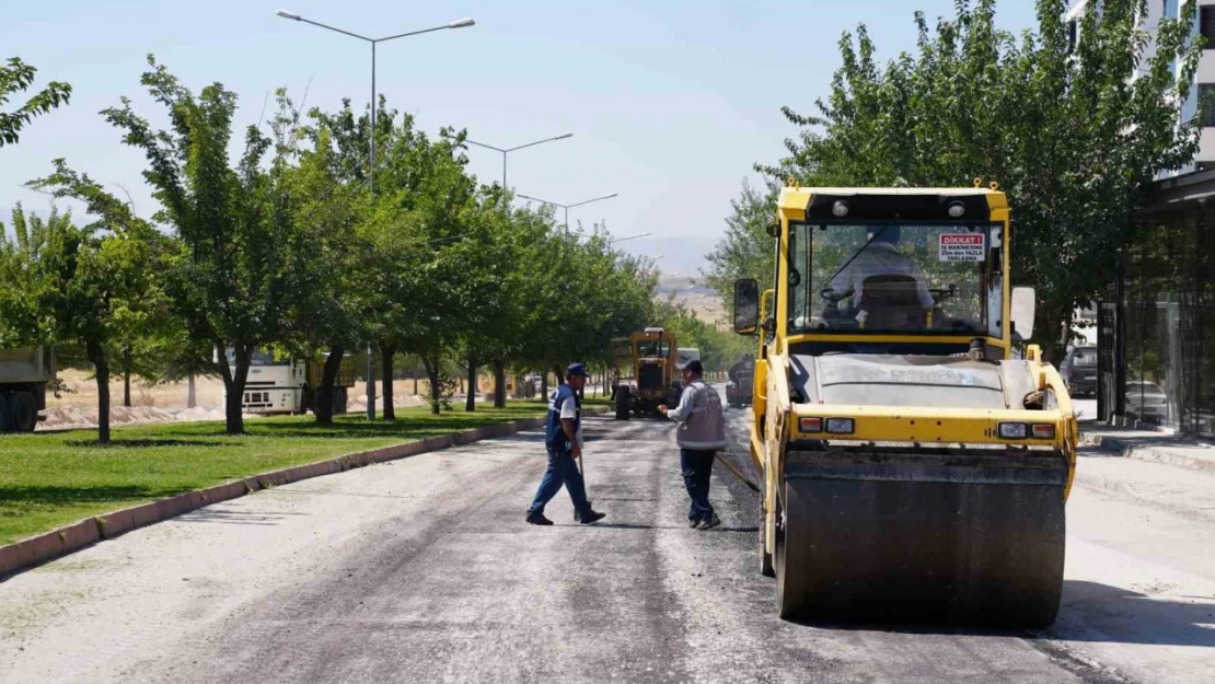 Elazığ'da asfalt bakım ve onarım çalışması yapıyor