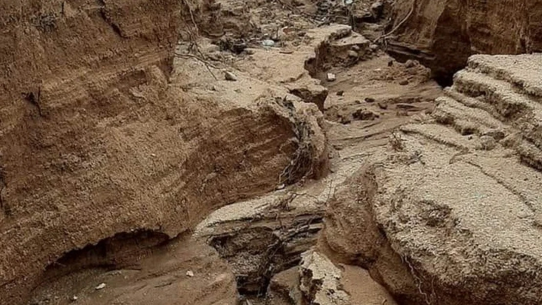 Elazığ'da aşırı yağışlar sonrası köy  yolu yarıldı