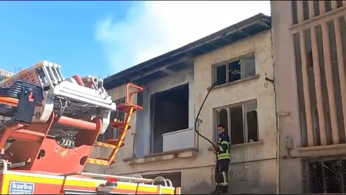 Elazığ'da boş binanın çatısında çıkan yangın söndürüldü