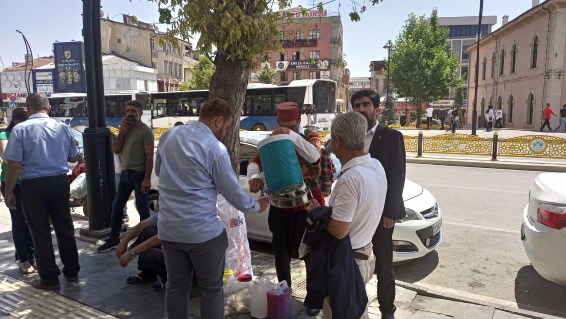 Elazığ'da cuma namazı çıkışı vatandaşa şerbet dağıtıldı