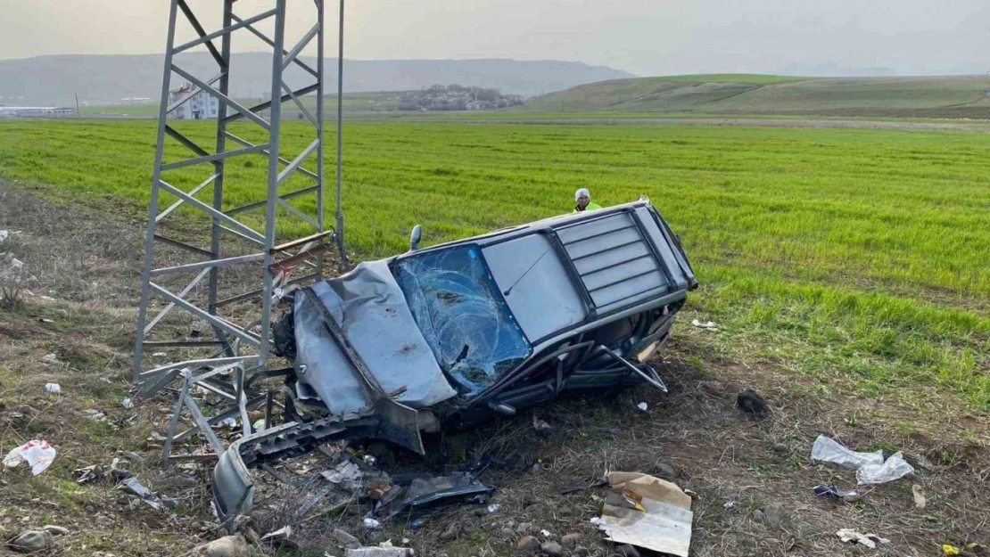 Elazığ'da hafif ticari araç elektrik direğine çarptı: 5 yaralı