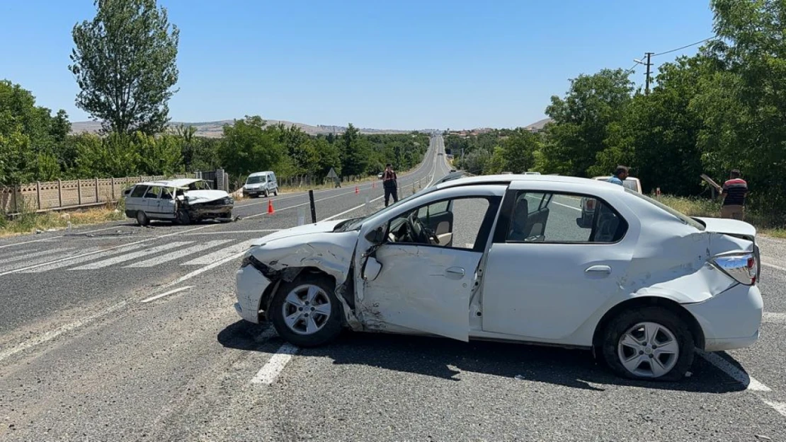 Elazığ'da iki otomobil çarpıştı: 6 yaralı