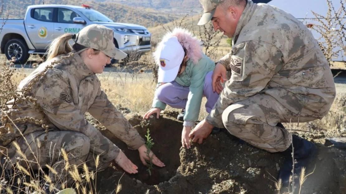 Elazığ'da jandarma ekipleri öğrencilerle fidan dikti