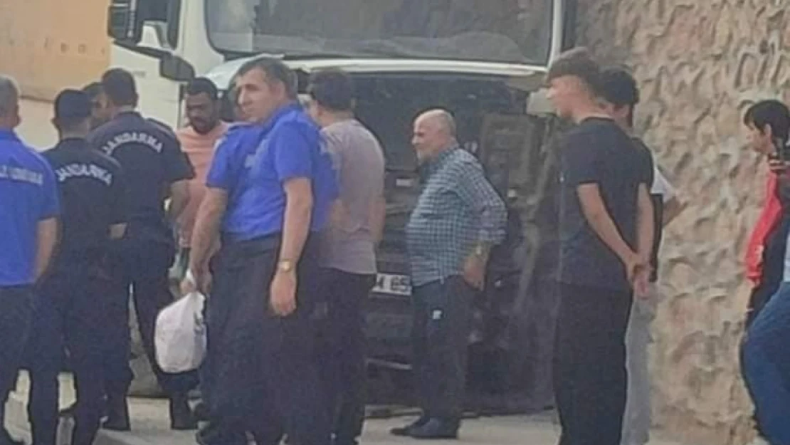 Elazığ'da kamyon duvara çarptı: 1 yaralı