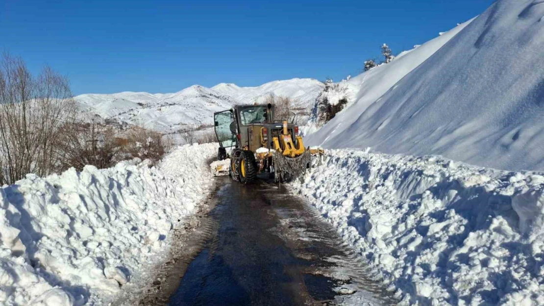 Elazığ'da kapalı köy yollarının açılması için çalışmalar sürüyor