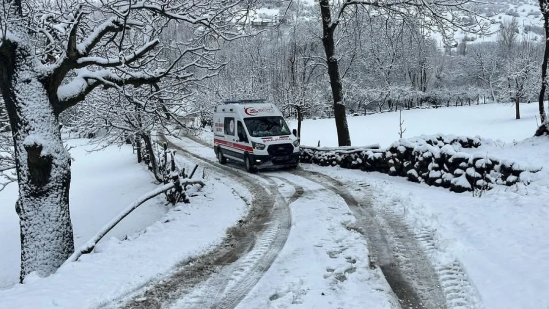 Elazığ'da kar nedeni ile köyde mahsur kalan hasta, yol açılarak hastaneye yetiştirildi