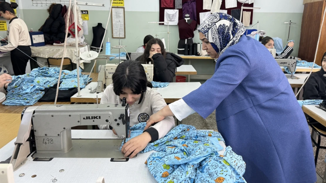 Elazığ'da kız meslek lisesi öğrencileri Gazzeli çocuklar için giysi dikiyor