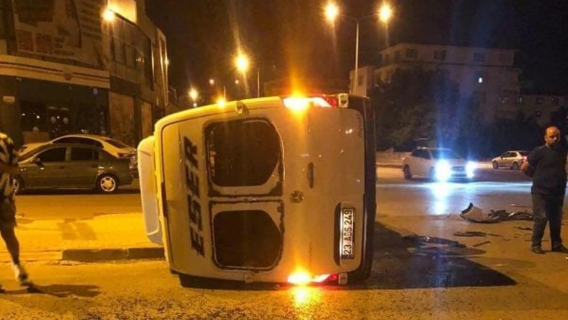 Elazığ'da minibüs ile otomobil çarpıştı: 1 yaralı