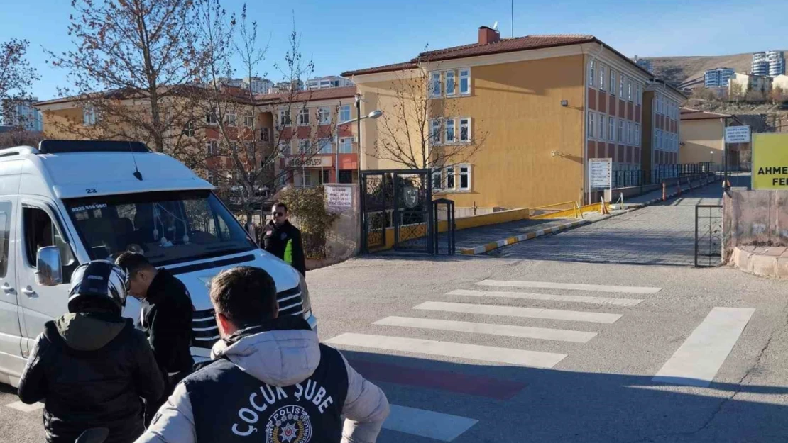 Elazığ'da okul önü denetimleri sürüyor