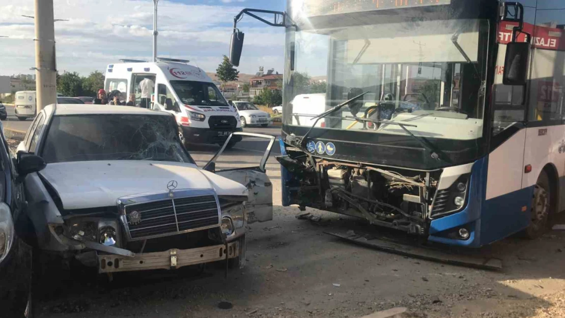 Elazığ'da otobüs 2 otomobile çarptı: 5 yaralı