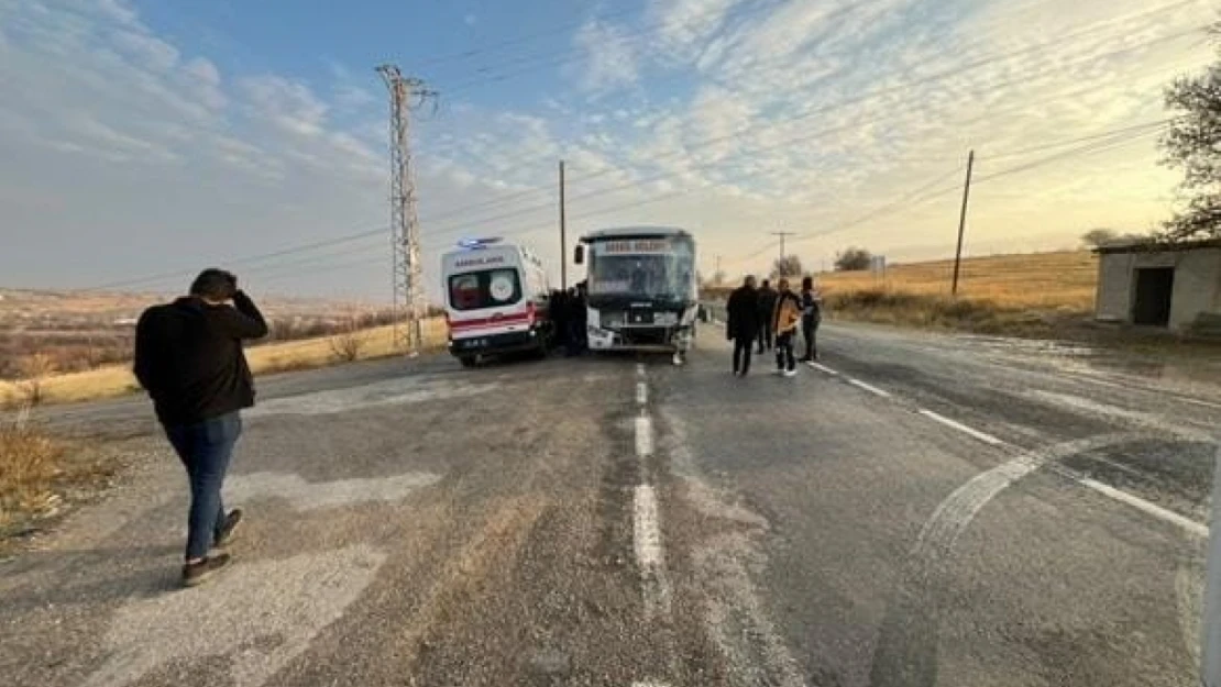 Elazığ'da otobüs ile kamyonet çarpıştı: 4 yaralı