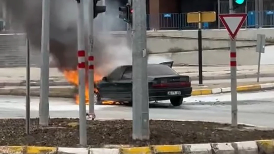 Elazığ'da otomobil alev alev yandı