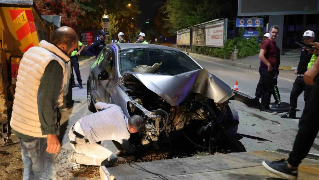 Elazığ'da otomobil sinyalizasyon direğine çarptı: 3 yaralı