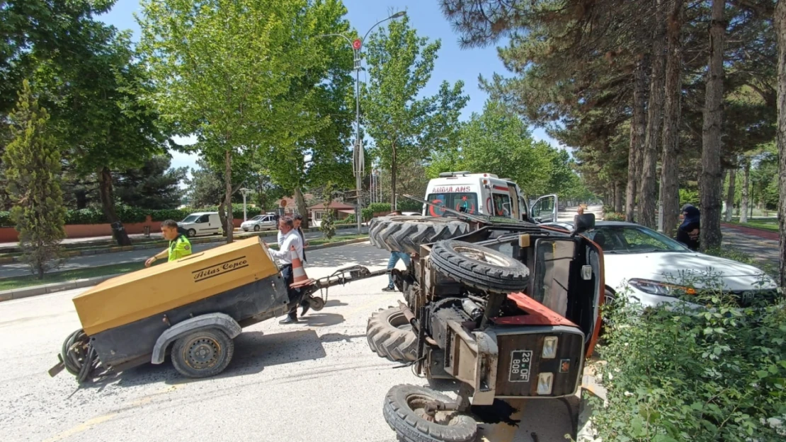 Elazığ'da otomobile çarpan traktör devrildi