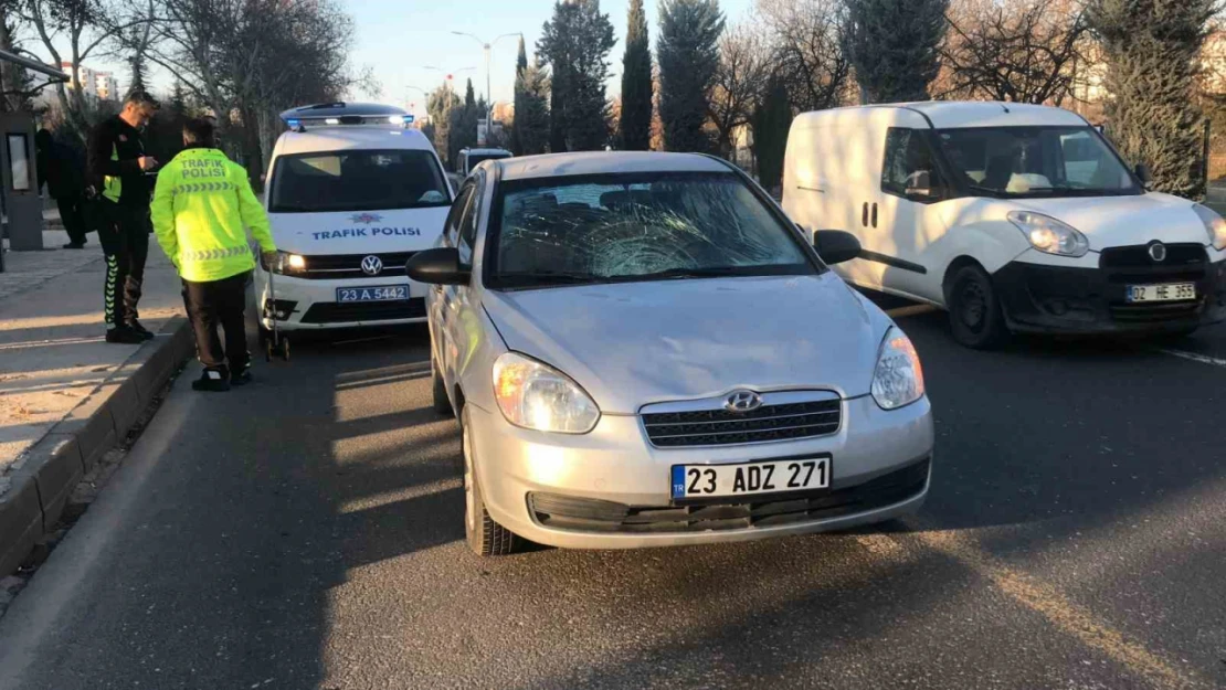Elazığ'da otomobilin çarptığı kadın yaralandı