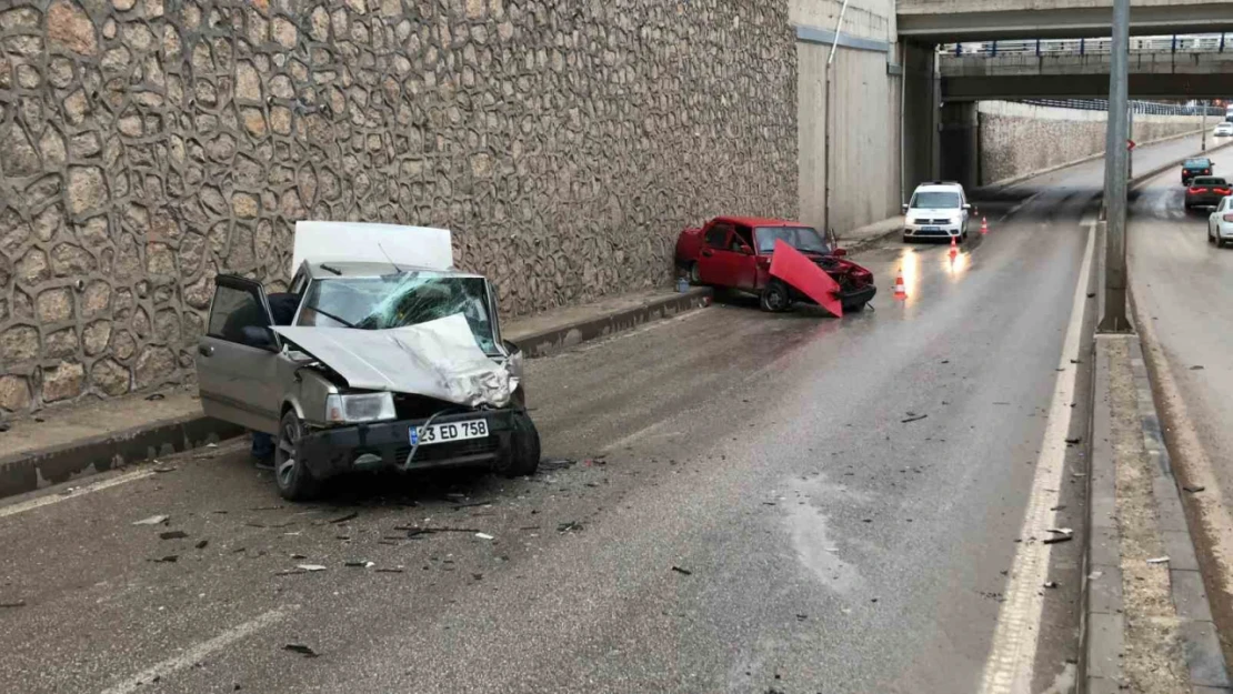 Elazığ'da otomobiller kafa kafaya çarpıştı: 4 yaralı