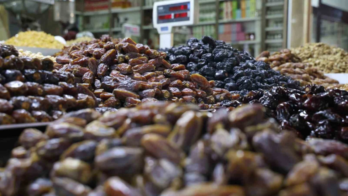 Elazığ'da Ramazan'ın vazgeçilmezi hurma tezgahlardaki yerini aldı