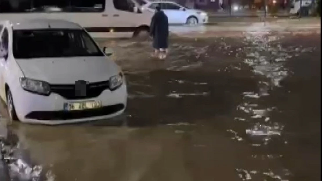 Elazığ'da sağanak etkili oldu, yollar göle döndü