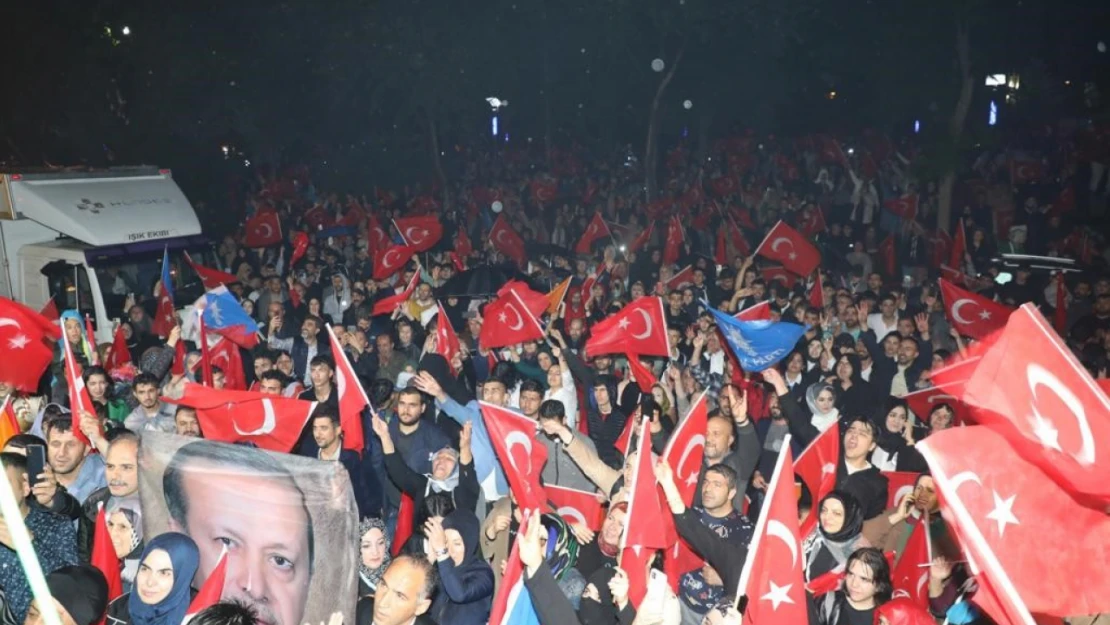 Elazığ'da seçim sonucu coşkuyla kutlandı