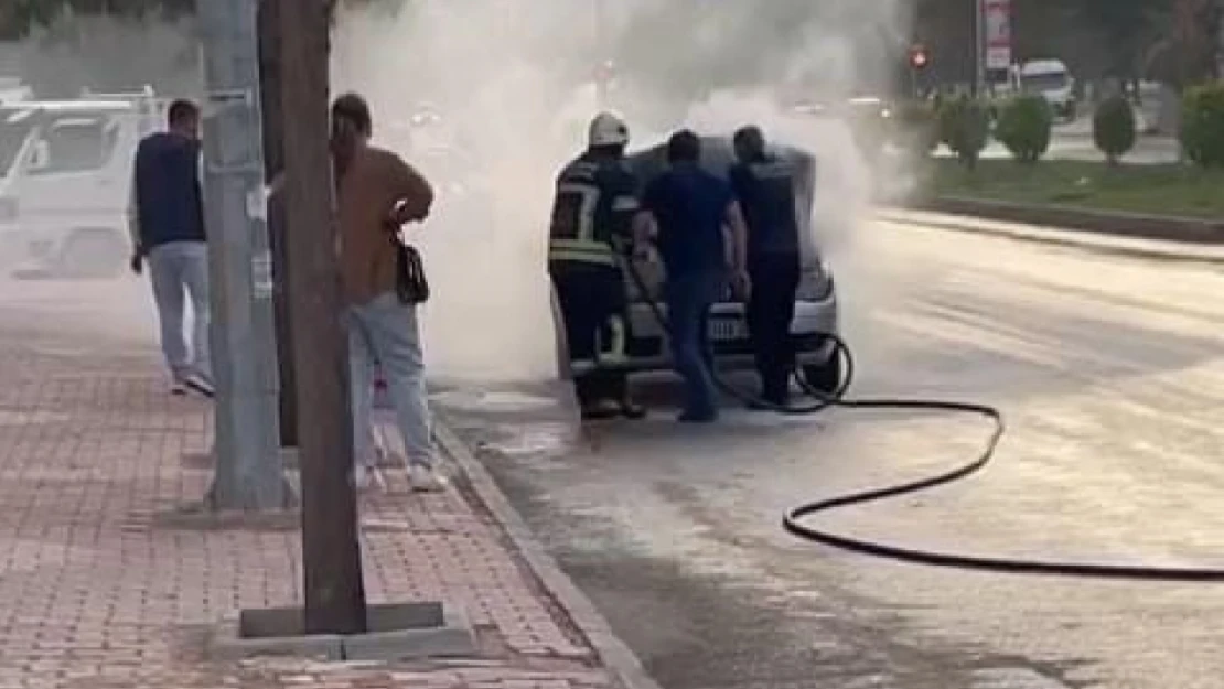 Elazığ'da seyir halindeki otomobil yandı