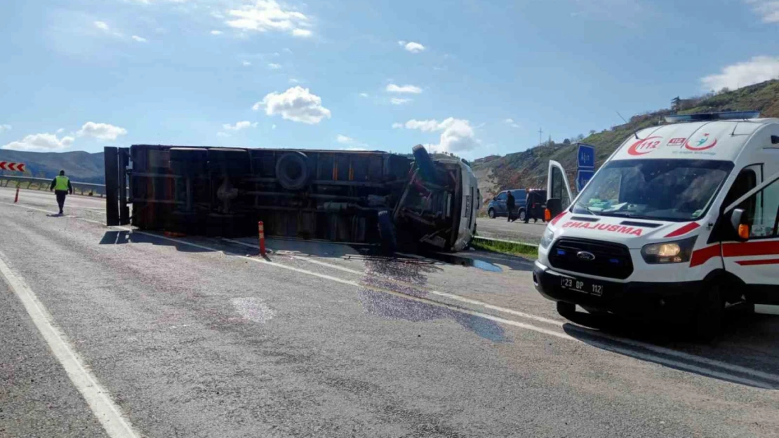 Elazığ'da tır devrildi: 2 yaralı